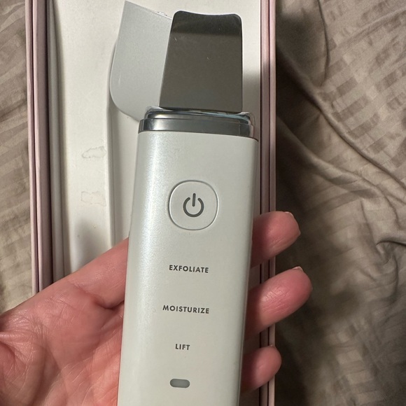 BRAND NEW. NIB. White, Ultrasonic Exfoliating Skin Spatula. IN UNOPENED BOX - Picture 7 of 8